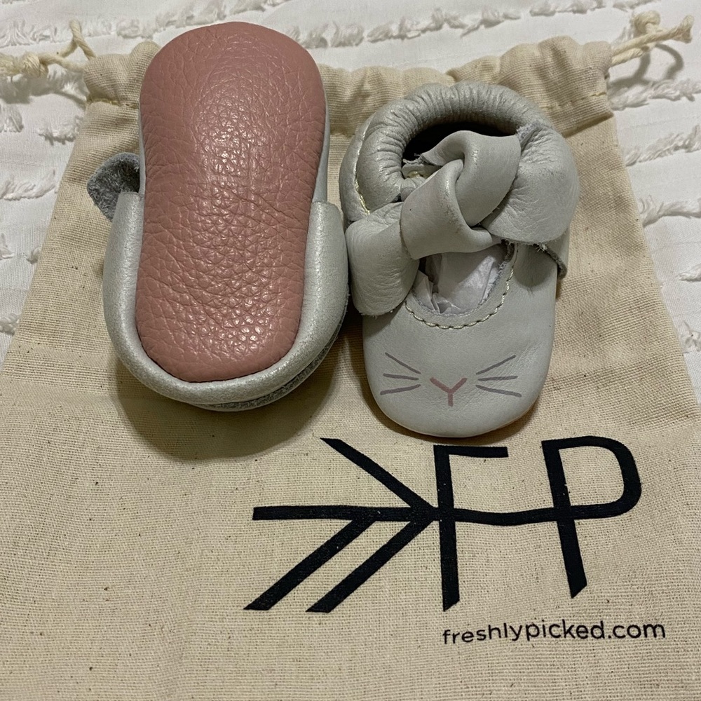Freshly Picked size 0 bunny knotted bow moccs